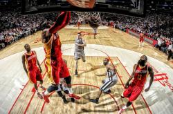 爱游戏下载-F1新赛季揭幕战，黄蜂巅峰对决湖人，跨领域竞技引爆全球焦点