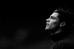 爱游戏官网-西甲国家德比之夜，文班亚马防守端锁死对手，篮球天才的跨界足球幻想