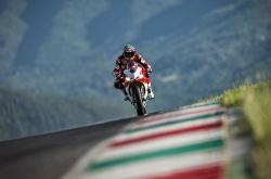 爱游戏网页版-赛道与球场，霍勒迪攻防两端的统治之夜