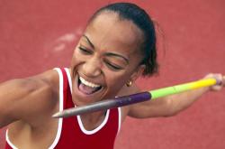 爱游戏娱乐-篮网翻盘尼克斯，欧文关键制胜，布鲁克林的夜晚属于不屈