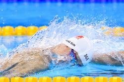 爱游戏官网-绿茵场与篮球馆的双重奏，英超争冠烽火连天，独行侠逆境突围映照广东王朝沉思