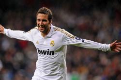 爱游戏tv-字母哥展现巨星价值，独行侠险胜尼克斯