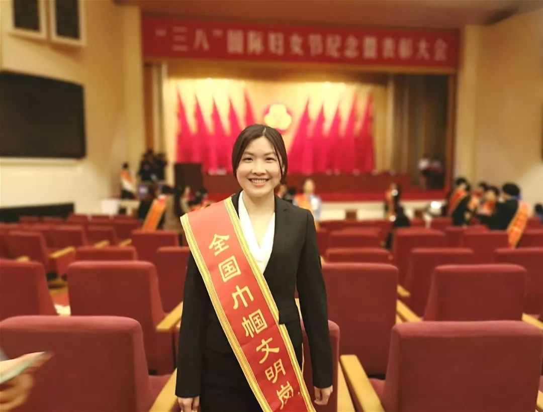 顶尖国际篮坛巨星比赛现场领奖光荣的简单介绍 顶尖国际篮坛巨星比赛现场领奖光荣的简单介绍