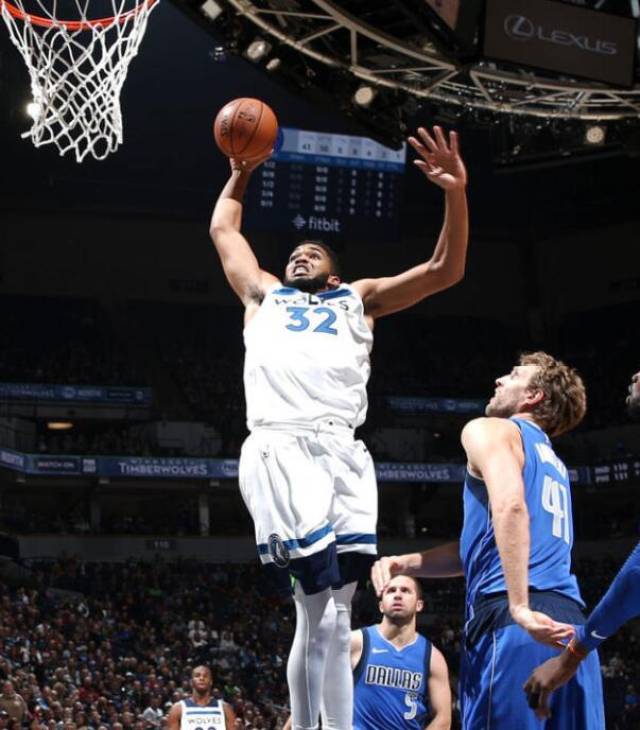 小牛客场反败为胜，唐斯带队实现神奇逆袭