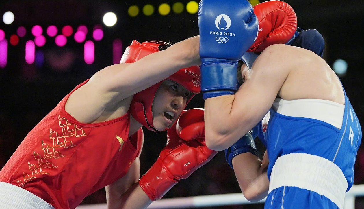 拳击擂台一触即发，选手拼搏拼尽全力的简单介绍