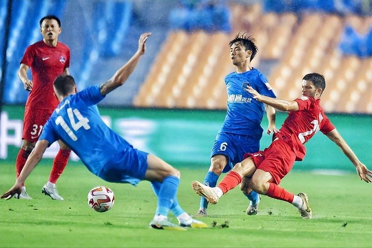 包含足球联赛场面激烈，球员紧张比赛实力互有交锋的词条