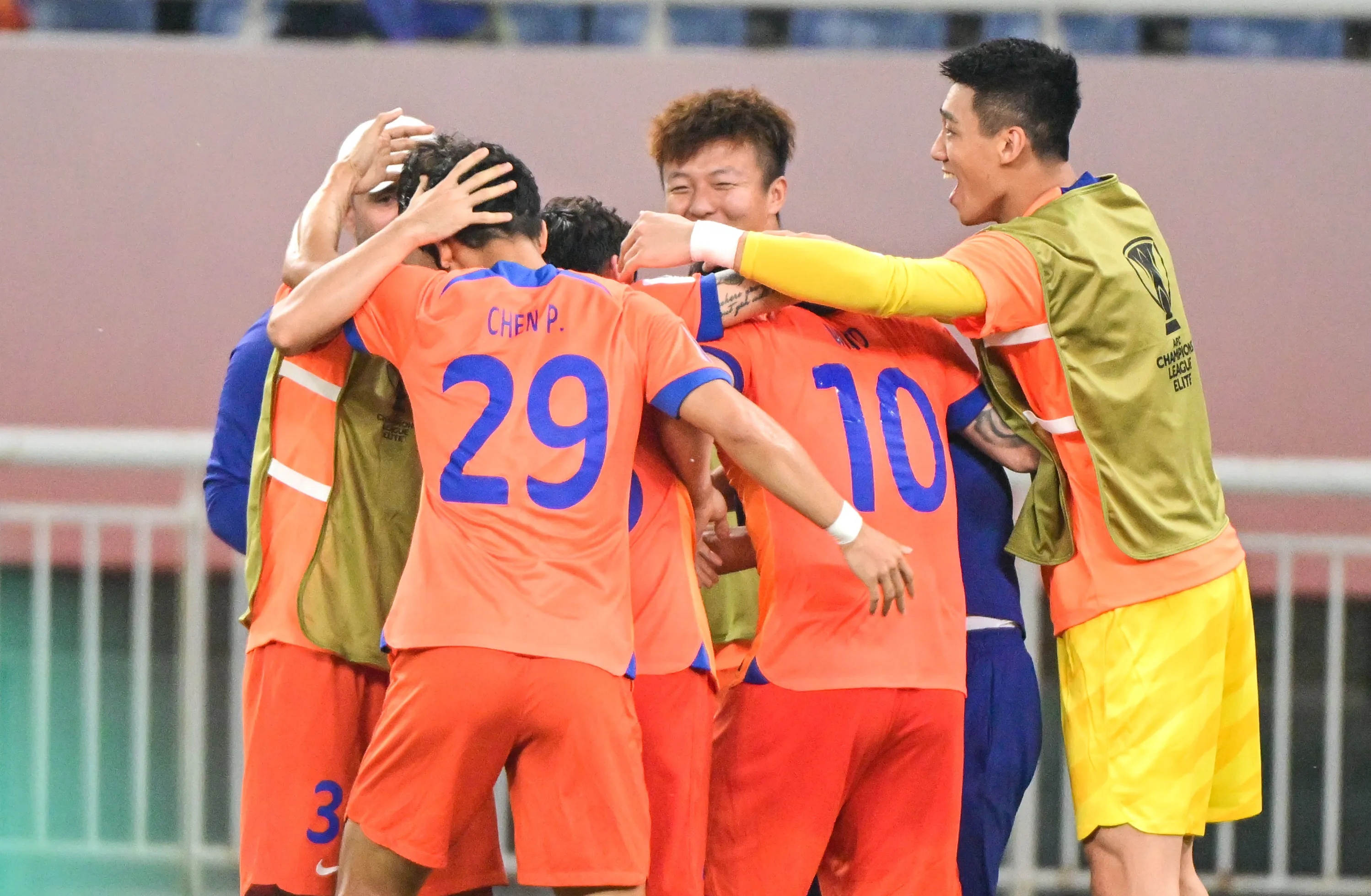 包含足球联赛场面激烈，球员紧张比赛实力互有交锋的词条