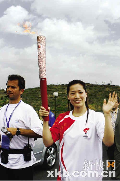 希腊举重选手创造历史记录