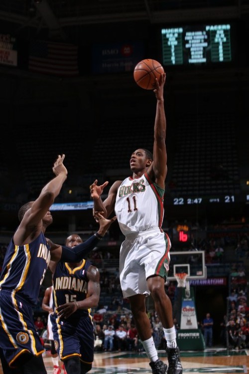 猛龙靠三分优势击败雄鹿，斯科拉甜蜜复出的简单介绍