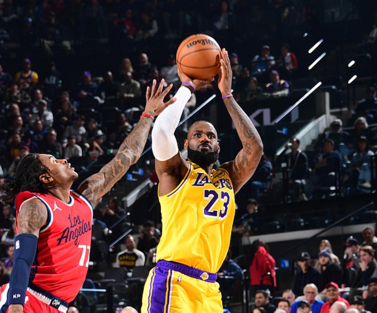 篮网逆转马刺，詹姆斯高光表现