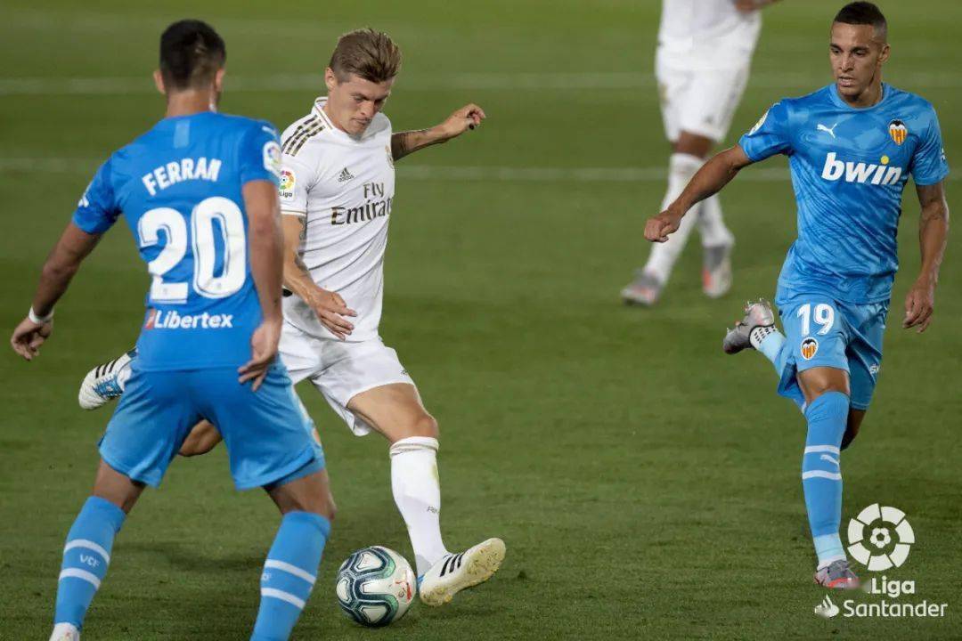 关于瓦伦西亚鏖战西班牙，本泽马三分雨点燃全场的信息