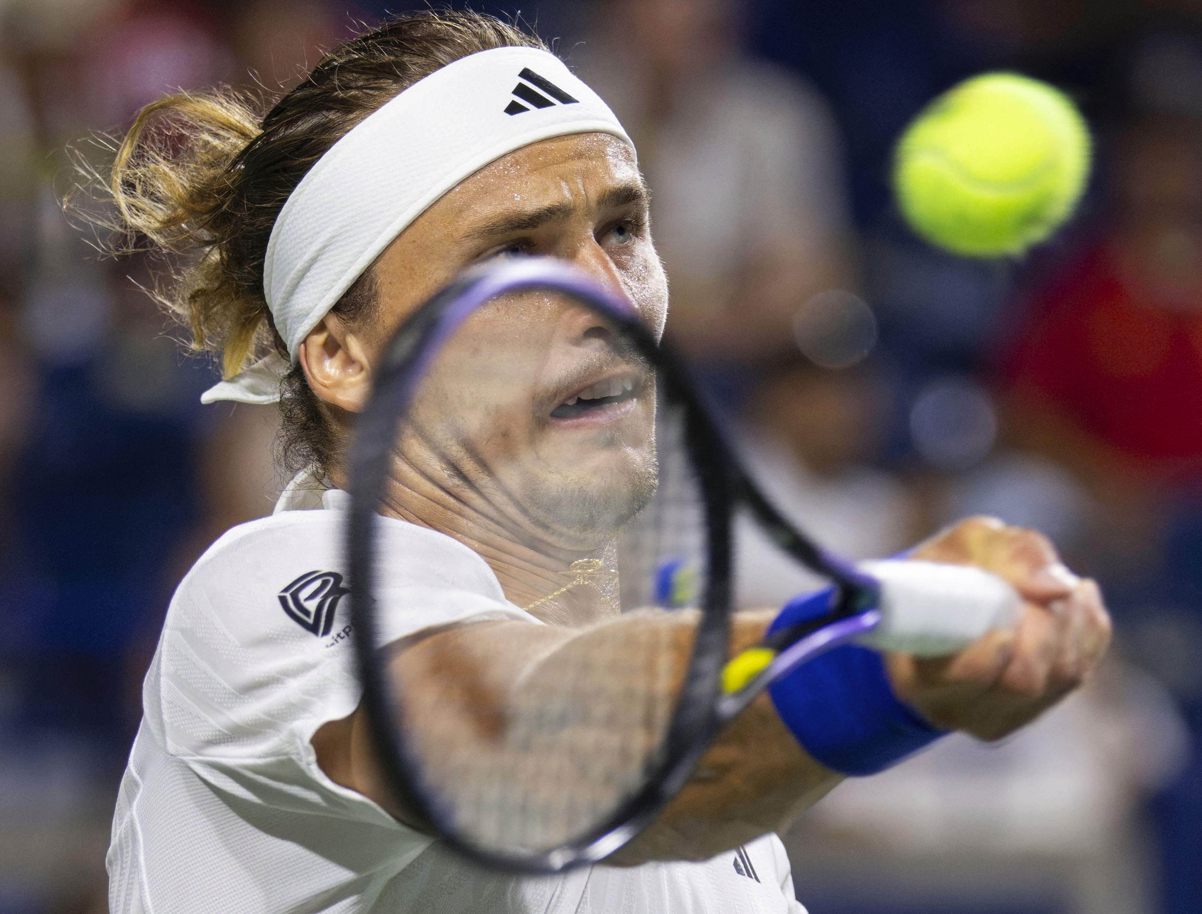 包含意大利网球队险胜德国网球队，兹维列夫打破历史纪录的词条