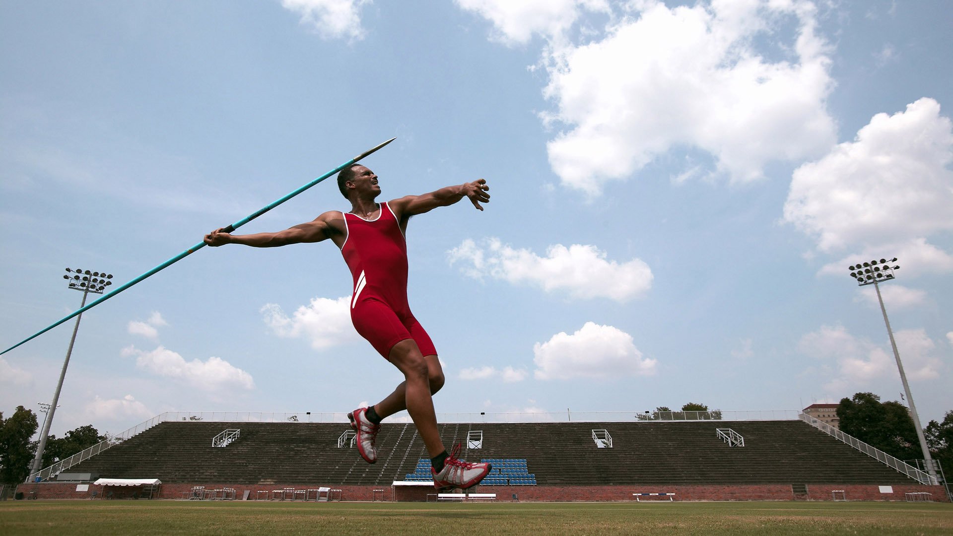跨界传奇，从安哥拉足球到F1赛道，罗德里戈的年度争冠接管时刻