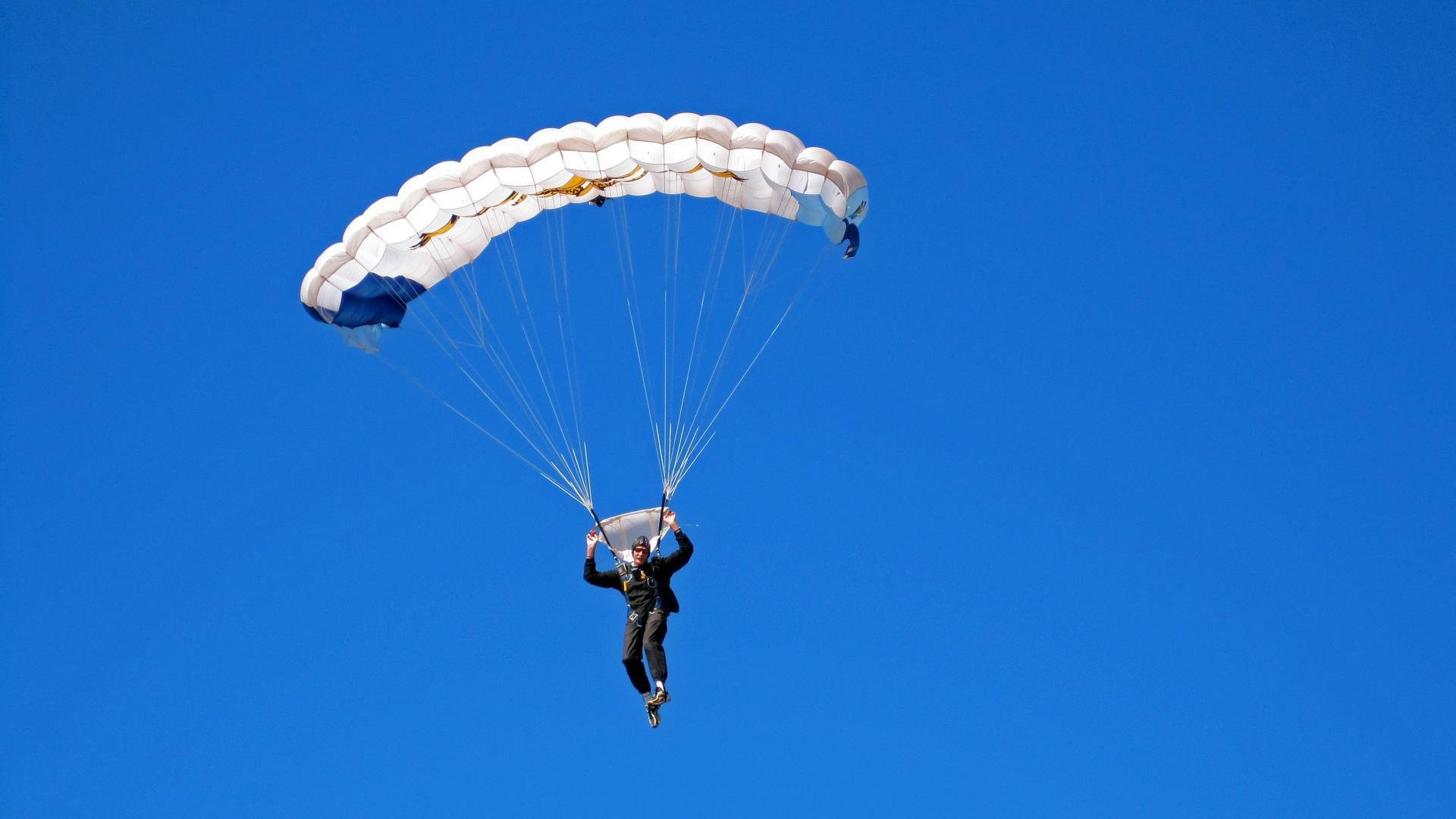 赛道与球场，当F1争冠之夜遇见武切维奇的统治力